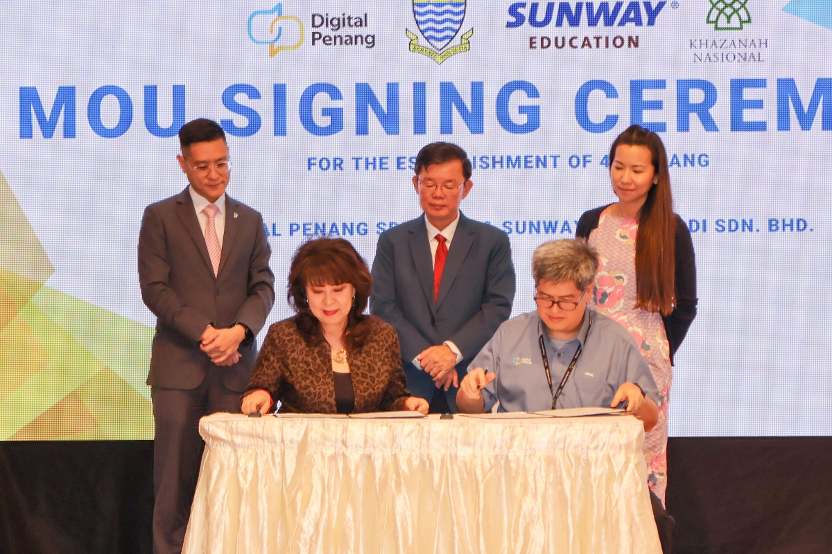Prof. Dr. Elizabeth Lee, CEO of Sunway Education Group (bottom left) & Ng Kwang Ming, CEO of Digital Penang at the MoU Signing Ceremeny, witnessed by Chow Kon Yeow, chief minister of Penang